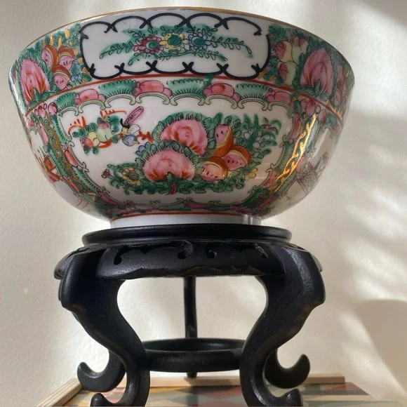 Late 20th century Rose Medallion large bowl, 9” across, Made in Japan/Hong Kong - Picture 3 of 16